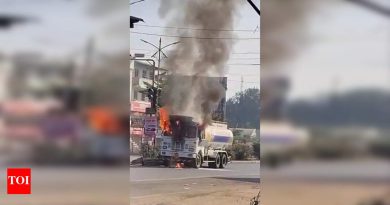 इंधन वाहून नेणाऱ्या टँकरच्या चालकाच्या केबिनला आग, अग्निशमन दलाच्या धडक कारवाईमुळे पुणे-सोलापूर महामार्गावर मोठी दुर्घटना टळली