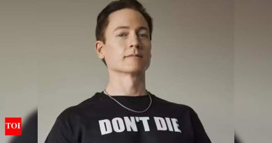 वृद्धत्वविरोधी उद्योजक ब्रायन जॉन्सन जीवन आणि मृत्यूचा शोध घेण्यासाठी जादूचे मशरूम घेतात: ‘हे दुसऱ्यासारखे वाटले…’ |