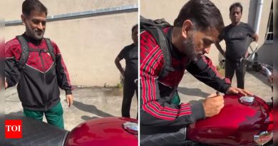 ‘चला के रिपोर्ट देना’: एमएस धोनीने चाहत्याच्या बाईकवर स्वाक्षरी केली, व्हिडिओ व्हायरल – पहा