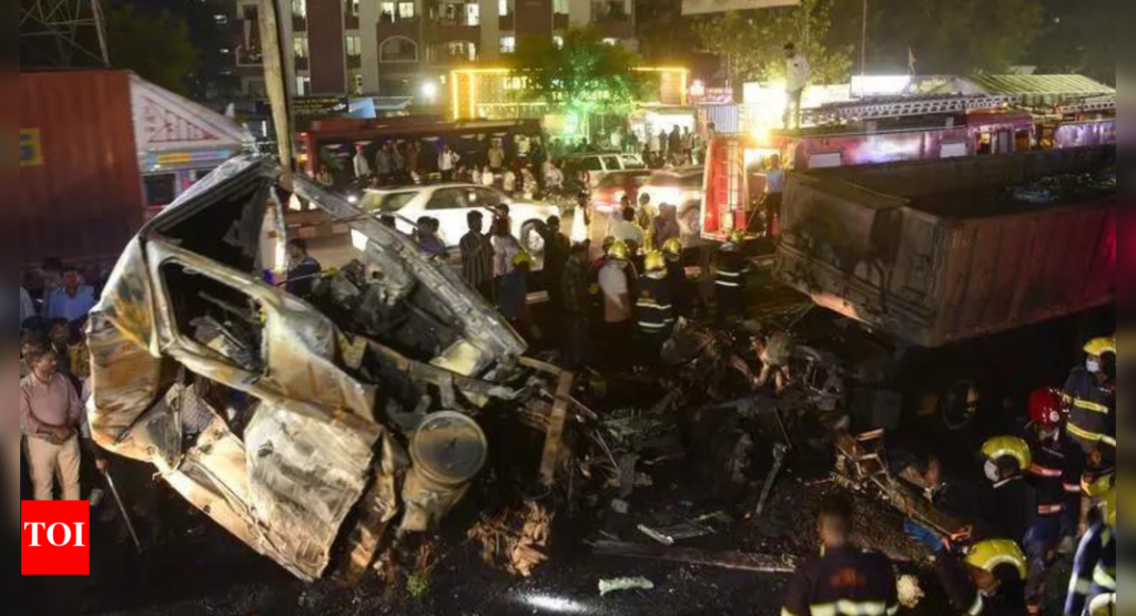पुण्यात भीषण अपघात: 2 ट्रकमध्ये सँडविच केलेली कार फुटल्याने 8 ठार, 13 जखमी; जळलेल्या अवशेषांनी पसरलेला महामार्ग