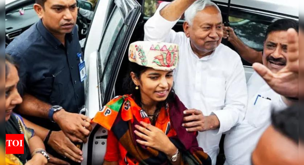 बिहार निवडणूक 2025: मैथिली ठाकूर आघाडीवर; खेसारी लाल यादव, रितेश पांडे संघर्ष – एनडीएच्या विजयात सेलिब्रिटी उमेदवारांची कामगिरी कशी झाली