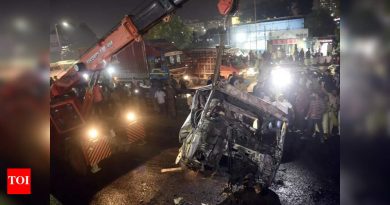 नवले पूल दुर्घटनेनंतर ट्रेलर ट्रकचा मालक, चालक आणि क्लिनर यांच्यावर गुन्हा दाखल