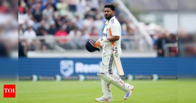 ऐतिहासिक! ऋषभ पंतने महान वीरेंद्र सेहवागला मागे टाकत भारतासाठी नवा विक्रम प्रस्थापित केला