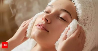 निस्तेज त्वचेला अलविदा म्हणा: वाफाळलेल्या चेहऱ्याचे कापड नैसर्गिकरित्या छिद्र कसे उघडतात आणि तुमची चमक कशी ताजेतवाने करतात |