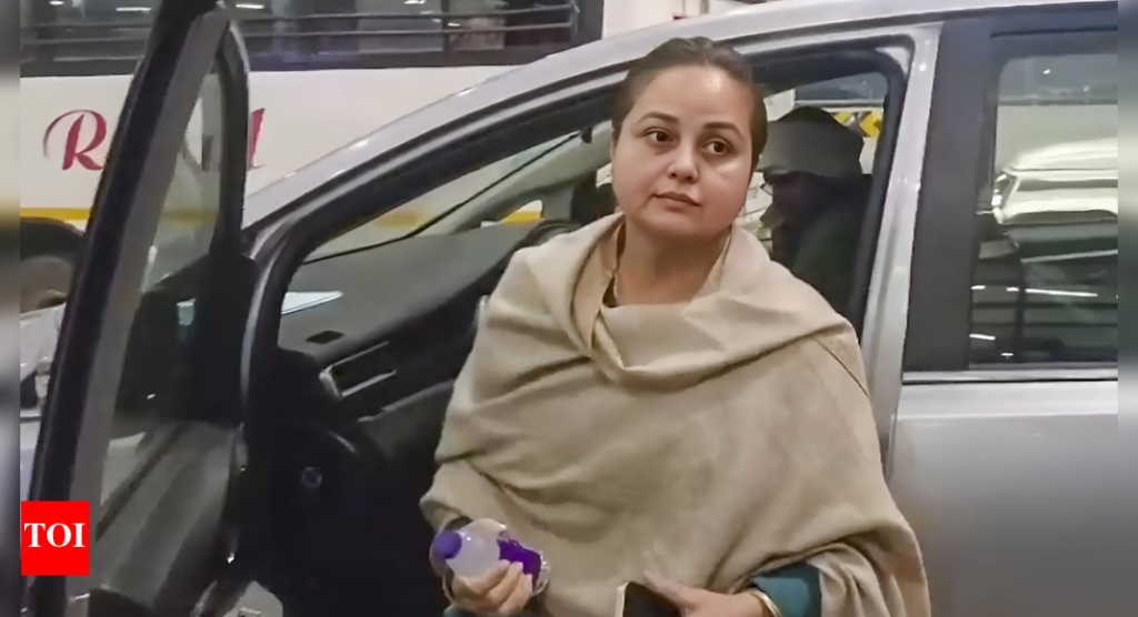 ‘शिल्प फेकली, चप्पल उचलली’ : लालू यादव कौटुंबिक कलह तीव्र; किडनी प्रत्यारोपणावर रोहिणी आचार्य यांचा अपमान झाल्याचा आरोप