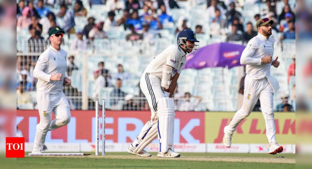 ‘दयनीय, ​​पूर्णपणे मूर्खपणा’: माजी भारतीय क्रिकेटपटूने ईडन खेळपट्टीवर कसोटी क्रिकेटचा ‘हत्या’ केल्याबद्दल निंदा केली