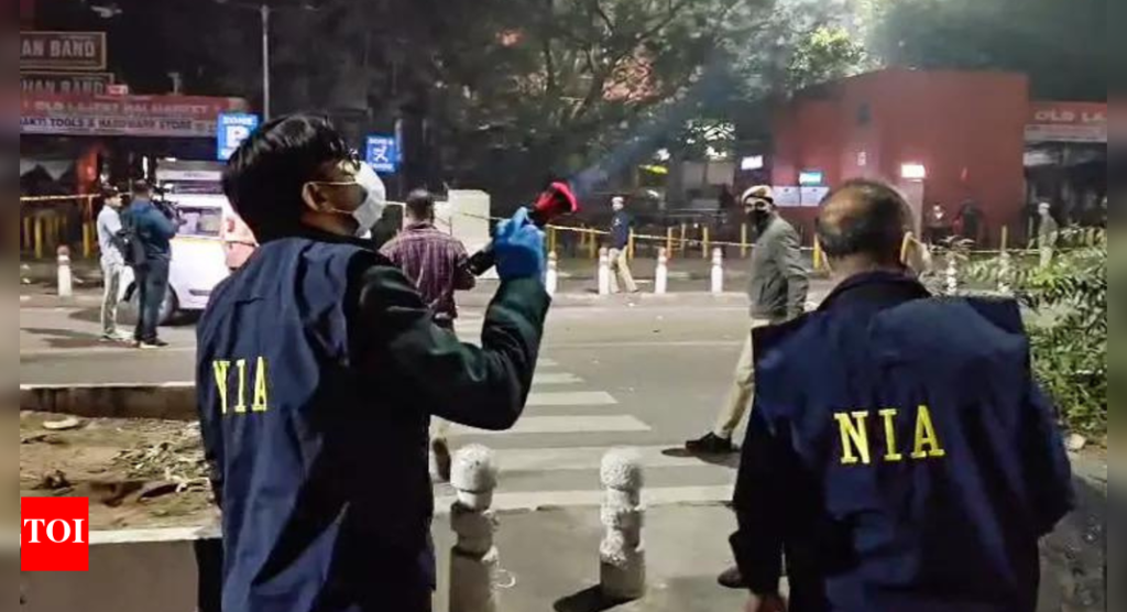 दिल्ली कार बॉम्बस्फोट प्रकरण: एनआयएने ताब्यात घेतलेल्या काश्मिरी महाविद्यालयीन विद्यार्थ्याला अटक, संशयिताच्या वडिलांचा जाळण्यात मृत्यू