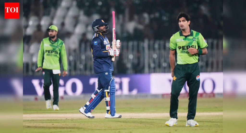 दोन खेळाडूंनी पाकिस्तान सोडल्यानंतर, श्रीलंकेने वानिंदू हसरंगाच्या जागी T20I तिरंगी मालिकेसाठी बोलावले