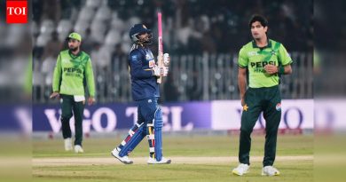 दोन खेळाडूंनी पाकिस्तान सोडल्यानंतर, श्रीलंकेने वानिंदू हसरंगाच्या जागी T20I तिरंगी मालिकेसाठी बोलावले