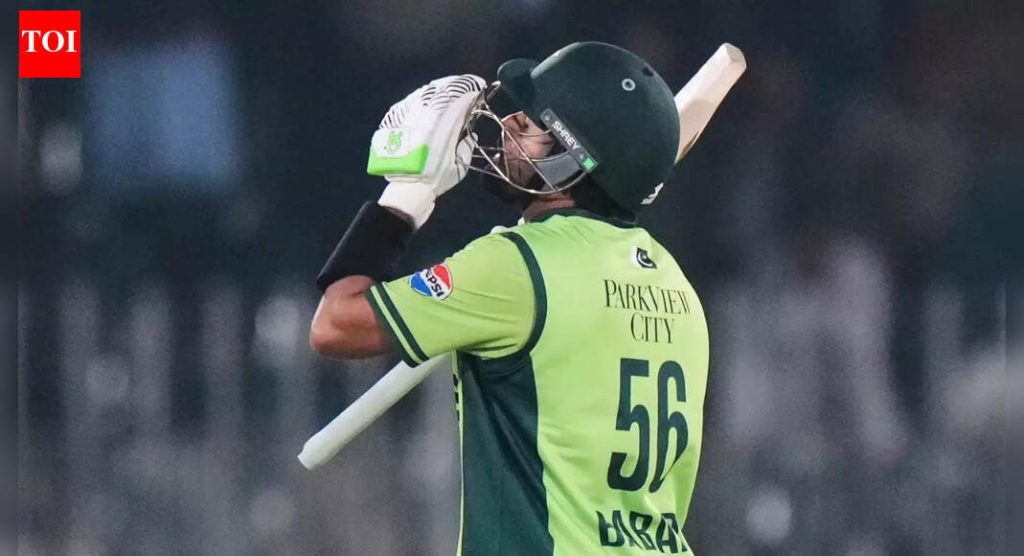 बाबर आझमला जबर दंड; आचारसंहितेचा भंग केल्याबद्दल आयसीसीने पाकिस्तानच्या फलंदाजाला शिक्षा दिली