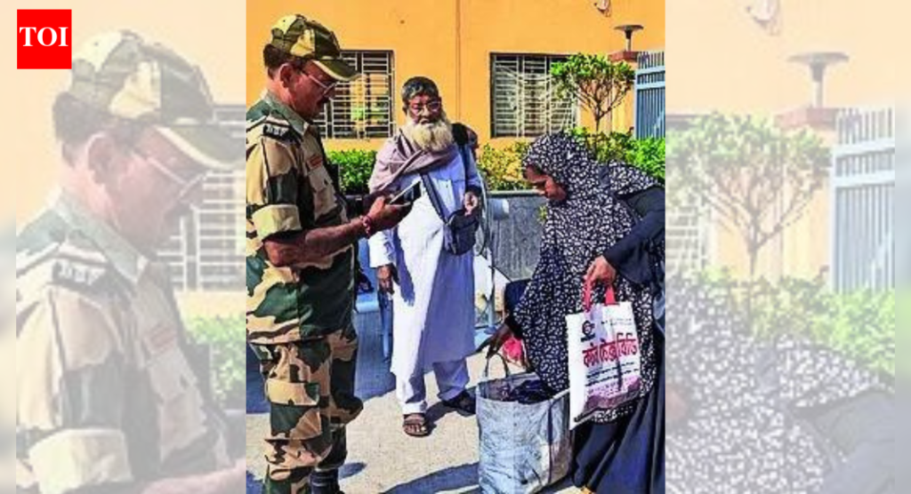 पश्चिम बंगालमधून पळून जाणारे 500 बांगलादेशी झिरो लाइनजवळ अडकले आहेत