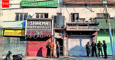 जम्मूतील काश्मीर टाइम्सच्या कार्यालयात फुटीरतावादी कटाशी संबंध असल्याच्या कारणावरून झडती घेण्यात आली