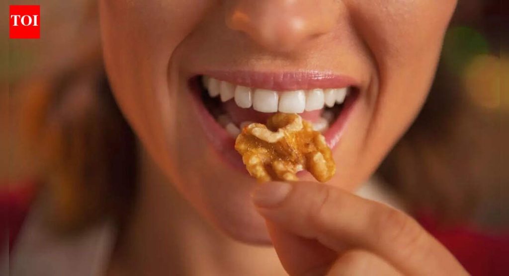 कमी खा, जास्त आनंद घ्या: तीन चाव्याच्या नियमामागील आश्चर्यकारक विज्ञान |