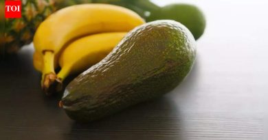 केळी आणि एवोकॅडो तुमच्या मायग्रेनला चालना देऊ शकतात: टायरामाइनची भूमिका समजून घेणे आणि धोका कसा कमी करायचा |