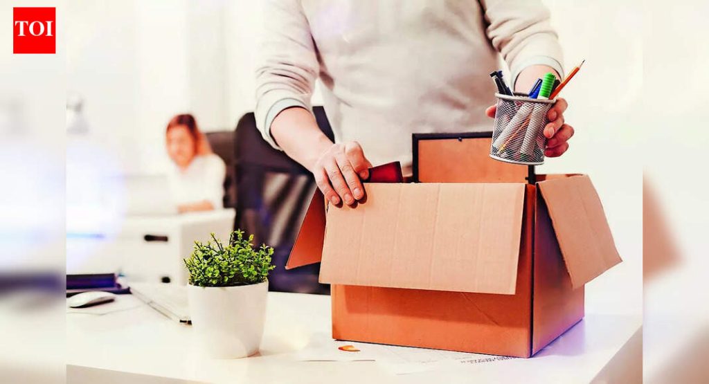 मला माझी भूमिका सुरक्षित असल्याचे सांगण्यात आले, नंतर मला कामावरून काढून टाकण्यात आले, कर्मचारी सामायिक करतो: अचानक नोकरी गमावण्याशी सामना करण्यासाठी 7 संशोधन-समर्थित मार्ग