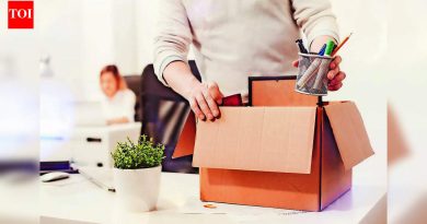 मला माझी भूमिका सुरक्षित असल्याचे सांगण्यात आले, नंतर मला कामावरून काढून टाकण्यात आले, कर्मचारी सामायिक करतो: अचानक नोकरी गमावण्याशी सामना करण्यासाठी 7 संशोधन-समर्थित मार्ग