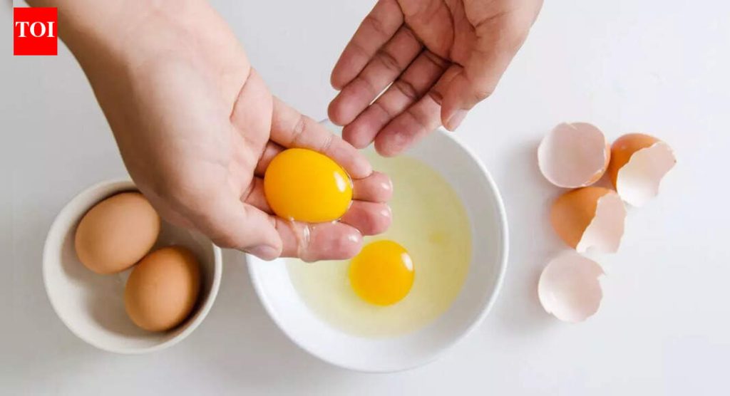 अंड्यातील पिवळ बलक खाणे कोणी टाळावे: आरोग्याचे धोके, फायदे आणि खबरदारी समजून घेणे |