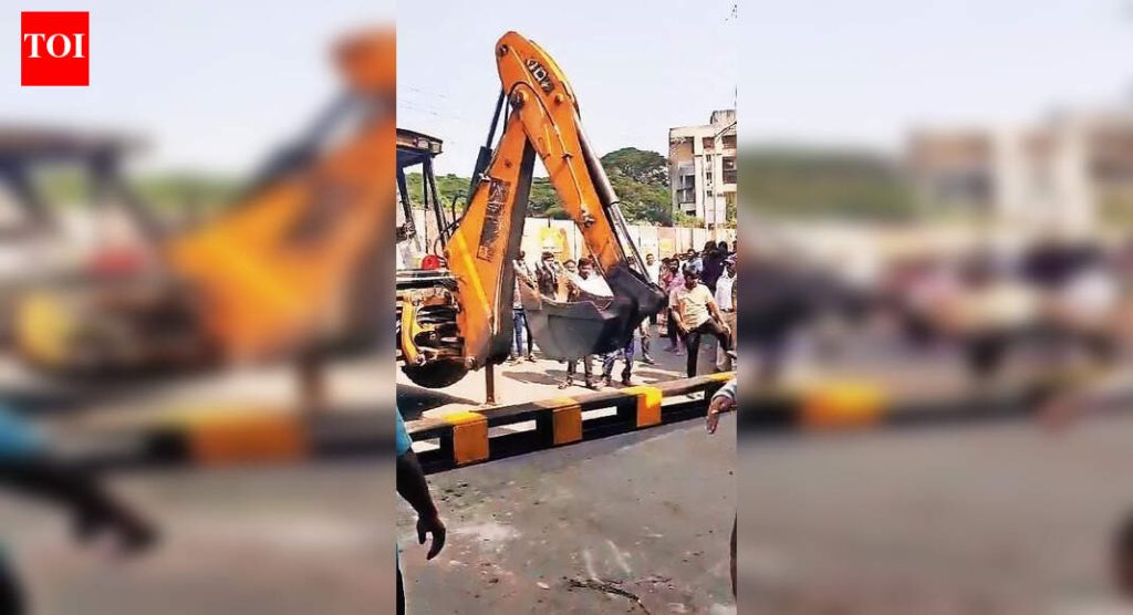 हडपसरमध्ये उंचीचा अडथळा कोसळल्यानंतर अंडरपासच्या कामाच्या दर्जावर प्रश्नचिन्ह निर्माण झाले आहे