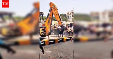 हडपसरमध्ये उंचीचा अडथळा कोसळल्यानंतर अंडरपासच्या कामाच्या दर्जावर प्रश्नचिन्ह निर्माण झाले आहे