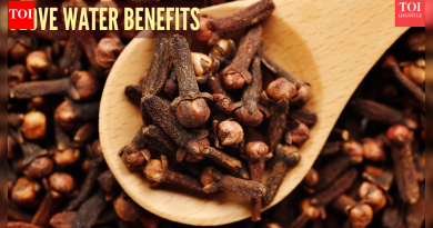 चांगले पचन ते आराम पर्यंत: रात्री लवंगाचे पाणी का प्यावे
