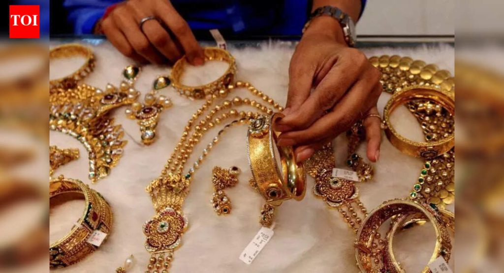 बुरखा घातलेल्या दोन महिलांनी बंड गार्डन रोडच्या दुकानातून 4.8 लाख रुपयांच्या सोन्याच्या बांगड्या चोरल्या.