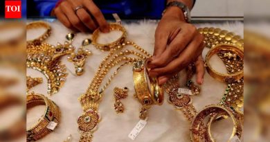 बुरखा घातलेल्या दोन महिलांनी बंड गार्डन रोडच्या दुकानातून 4.8 लाख रुपयांच्या सोन्याच्या बांगड्या चोरल्या.