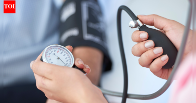 तुम्ही उभे राहिल्यावर रक्तदाब का कमी होतो: कारणे, लक्षणे, जोखीम आणि व्यवस्थापन समजून घेणे |