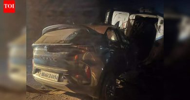 पुणे-मुंबई द्रुतगती मार्गावर ट्रकने मध्यभागी उडी मारून समोरून येणाऱ्या एसयूव्हीला धडक दिल्याने 2 ठार, 4 जखमी