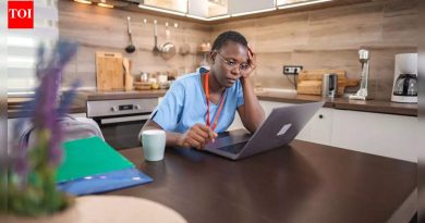 दिवस विरुद्ध रात्र वि. फिरणारे काम शिफ्ट्स: वेगवेगळ्या वेळा झोपेवर, सर्कॅडियन लय, चयापचय आणि दीर्घकालीन आरोग्यावर कसा परिणाम करतात |