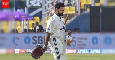 बेपर्वा! गुवाहाटीमध्ये भारताची पडझड होत असताना ऋषभ पंतने ‘अवर्णनीय’ शॉटसाठी फटकारले.