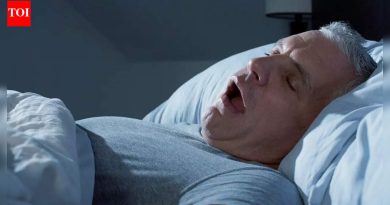 दीर्घकाळ घोरणे हृदयविकाराचा धोका कसा वाढवू शकतो: श्वासोच्छवासात व्यत्यय का हृदयाला हानी पोहोचवते |