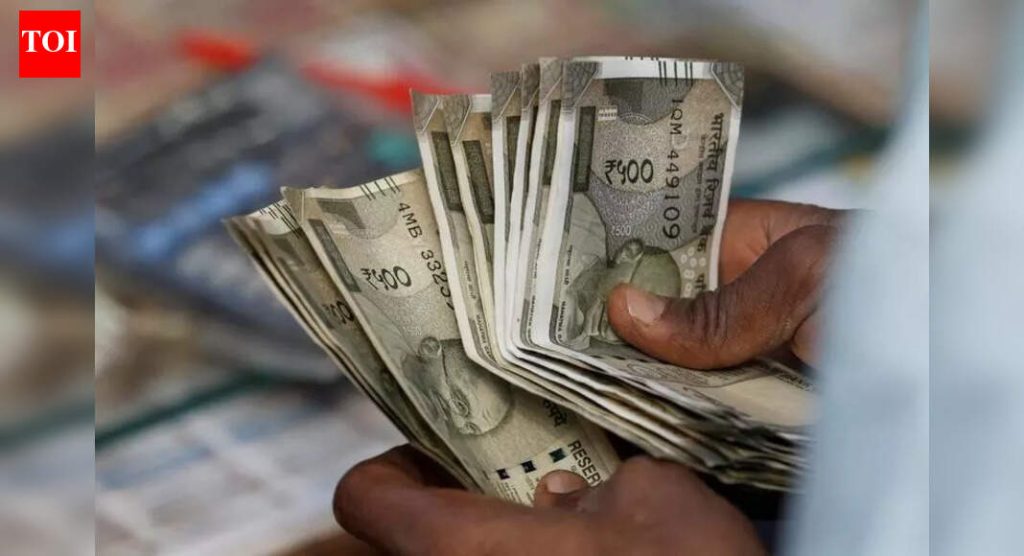 खासगी फोटोंवरून कोल्हापुरातील एका व्यक्तीकडून दोन लाख रुपये उकळण्यासाठी महिलेवर गुन्हा दाखल