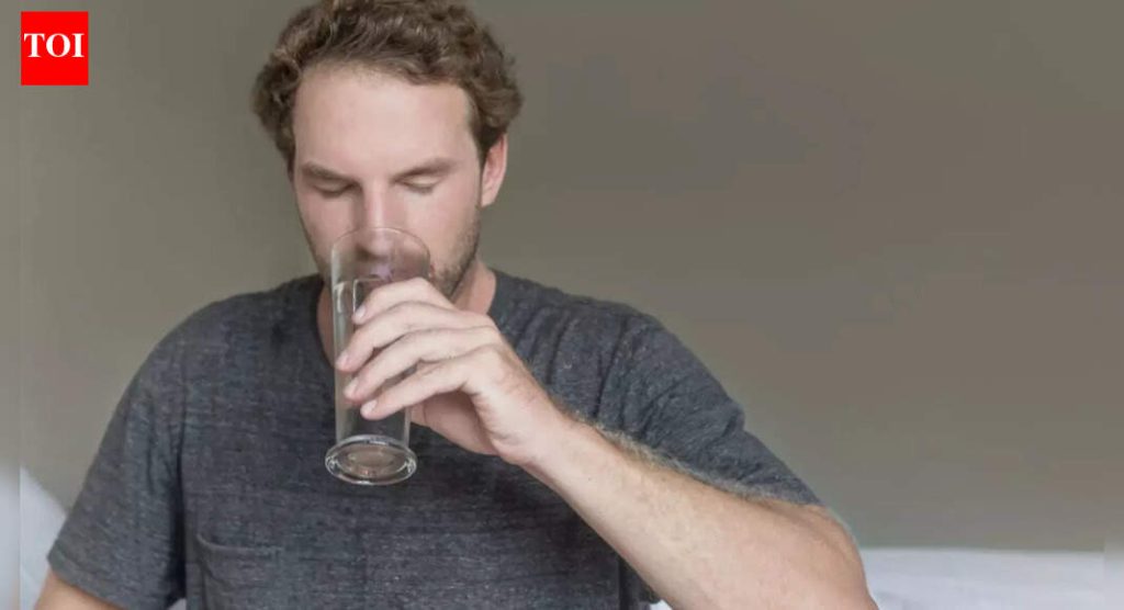 झोपायच्या आधी कोमट पाणी प्यायल्यावर काय होते: पचन, शरीरासाठी फायदे आणि संभाव्य तोटे |