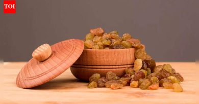 या हिवाळ्यात रोज भिजवलेले मनुके खाल्ल्याने हाडे, पचन आणि रोगप्रतिकारशक्तीसाठी काय फायदेशीर ठरू शकते |