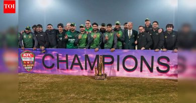 बाबर आझम नाबाद राहिला कारण पाकिस्तानने श्रीलंकेला हरवून T20 तिरंगी मालिकेच्या अंतिम फेरीत विजेतेपद पटकावले