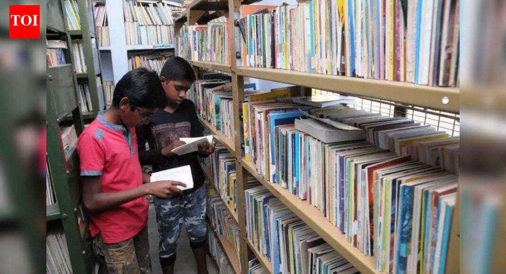 राज्यातील सार्वजनिक ग्रंथालयांच्या संरक्षकांनी कमी पगार, सरकारचे दुर्लक्ष याचा निषेध