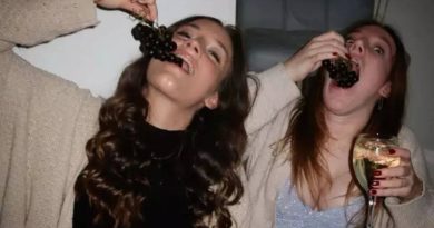 नवीन वर्षाच्या पूर्वसंध्येला टेबलाखाली 12 द्राक्षे खाणे खरोखर प्रेम शोधण्यात मदत करू शकते? व्हायरल NYE युक्ती प्रत्येकाने प्रयत्न करणे आवश्यक आहे