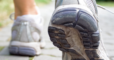 मागे चालण्याचे 5 कमी ज्ञात आरोग्य फायदे