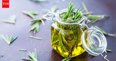 रोझमेरी तेल केस गळणे आणि कोंडा वर उपाय असू शकते; कसे वापरायचे ते माहित आहे |