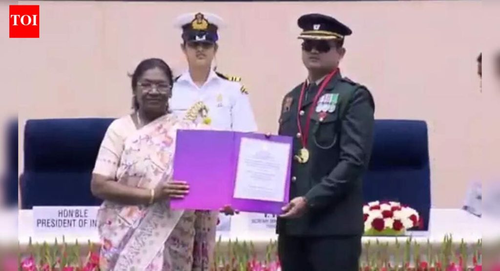 प्रतिकूल परिस्थिती: भारतातील पहिल्या अंध सक्रिय-कर्तव्य सैन्य अधिकाऱ्याला राष्ट्रीय सन्मान मिळाला | पुणे बातम्या
