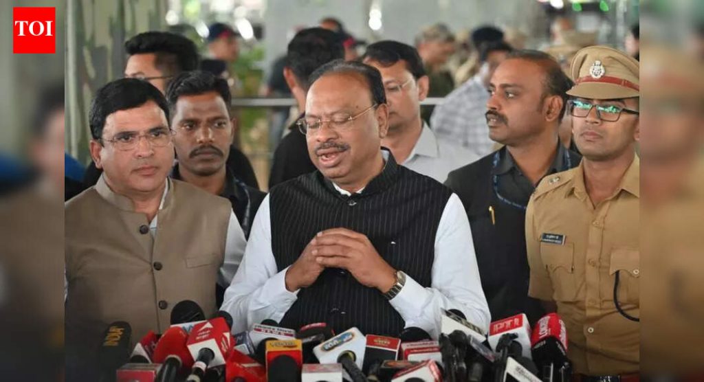 महसूल अधिकाऱ्यांविरुद्धच्या तक्रारींची चौकशी करण्यासाठी सात दक्षता पथके