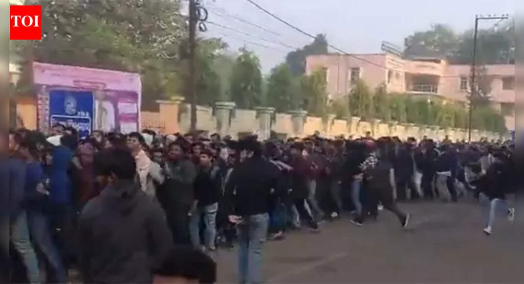 पहा: बाराबती स्टेडियमवर गोंधळ! भारत-दक्षिण आफ्रिका T20I तिकिटांसाठी चाहते धावतात आणि रांगा तोडतात