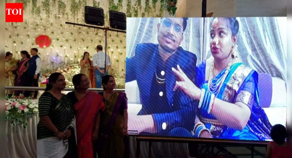 इंडिगो फ्लाइट रद्द करणे: बेंगळुरूचे तंत्रज्ञ जोडपे त्यांच्या स्वतःच्या लग्नाच्या रिसेप्शनला अक्षरशः उपस्थित होते; पाहुणे त्यांना कार्यक्रमस्थळावरून आशीर्वाद देतात