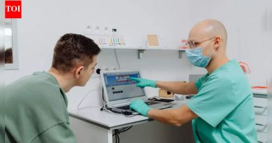 जीवनशैलीच्या सवयी ज्या गुप्तपणे प्रोस्टेटच्या आरोग्यास हानी पोहोचवू शकतात आणि 40 वरील पुरुषांमध्ये लघवीच्या समस्या वाढवू शकतात |