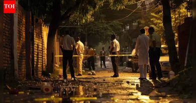 शेणखतावरून भांडण संपले हत्येत : कौटुंबिक भांडणातून डीयूच्या विद्यार्थ्याची चाकूने वार करून हत्या; 2 अटक