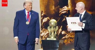 अमेरिकेचे राष्ट्राध्यक्ष डोनाल्ड ट्रम्प यांनी FIFA चे नवीन शांतता पारितोषिक जिंकल्यावर सर्व हसले