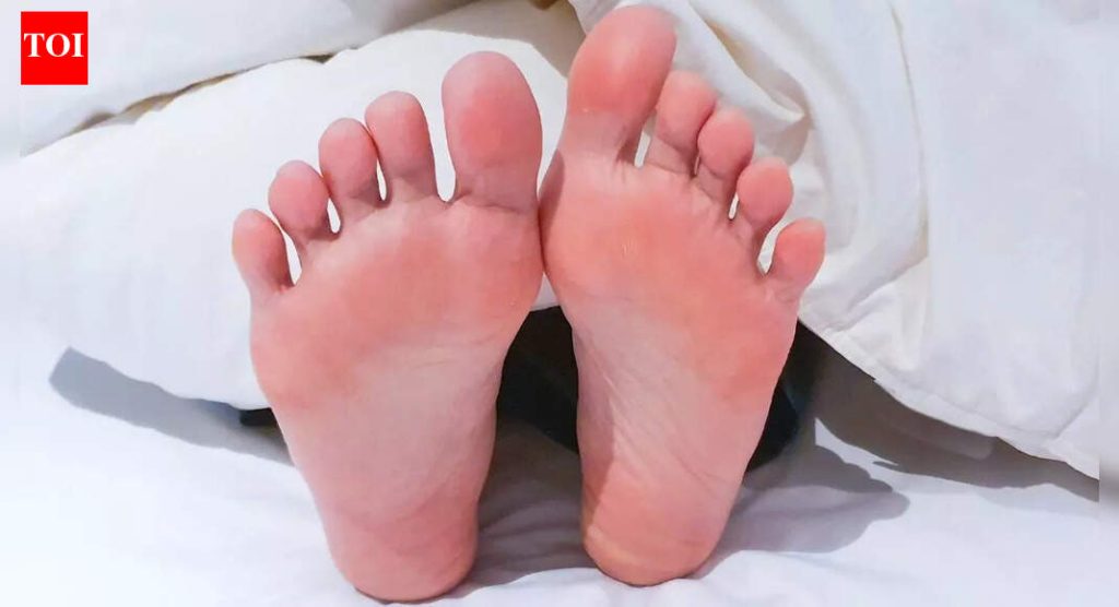 हिवाळ्यात आपले पाय कसे उबदार ठेवावे आणि थंड बोटांनी आपला दिवस खराब होण्यापासून कसे थांबवावे |