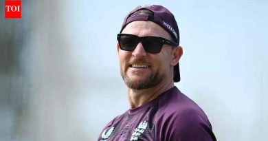 ‘आज रात्री एक बिअर मिळेल’: इंग्लंडचे प्रशिक्षक ॲशेस पराभवासाठी ‘खूप प्रशिक्षणाला’ जबाबदार आहेत