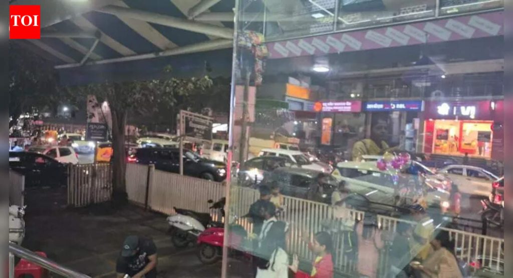 सार्वजनिक कार्यक्रमात तासनतास रस्ता अडवल्याने विमाननगर रहिवासी हैराण झाले आहेत