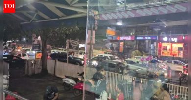 सार्वजनिक कार्यक्रमात तासनतास रस्ता अडवल्याने विमाननगर रहिवासी हैराण झाले आहेत